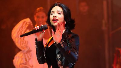 Ángela Aguilar rompe en llanto al hablar de la presión mediática y su vida personal en entrevista