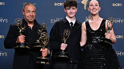 Éxito de 'Adolescencia' y otras series en los Emmy 2025: todos los detalles de la noche en Los Ángeles