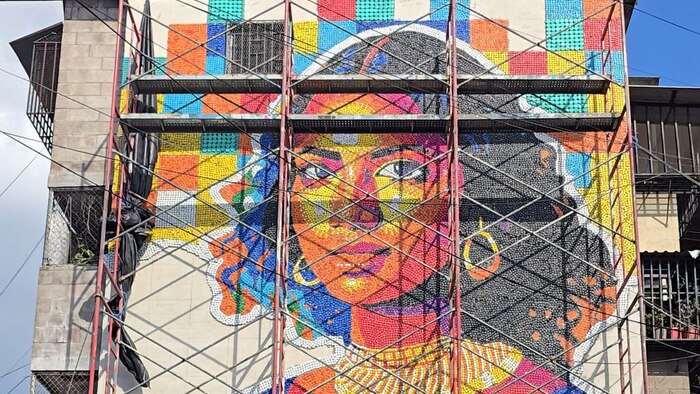 Óscar Olivares establece récord mundial con mural de tapas plásticas más alto en San Salvador