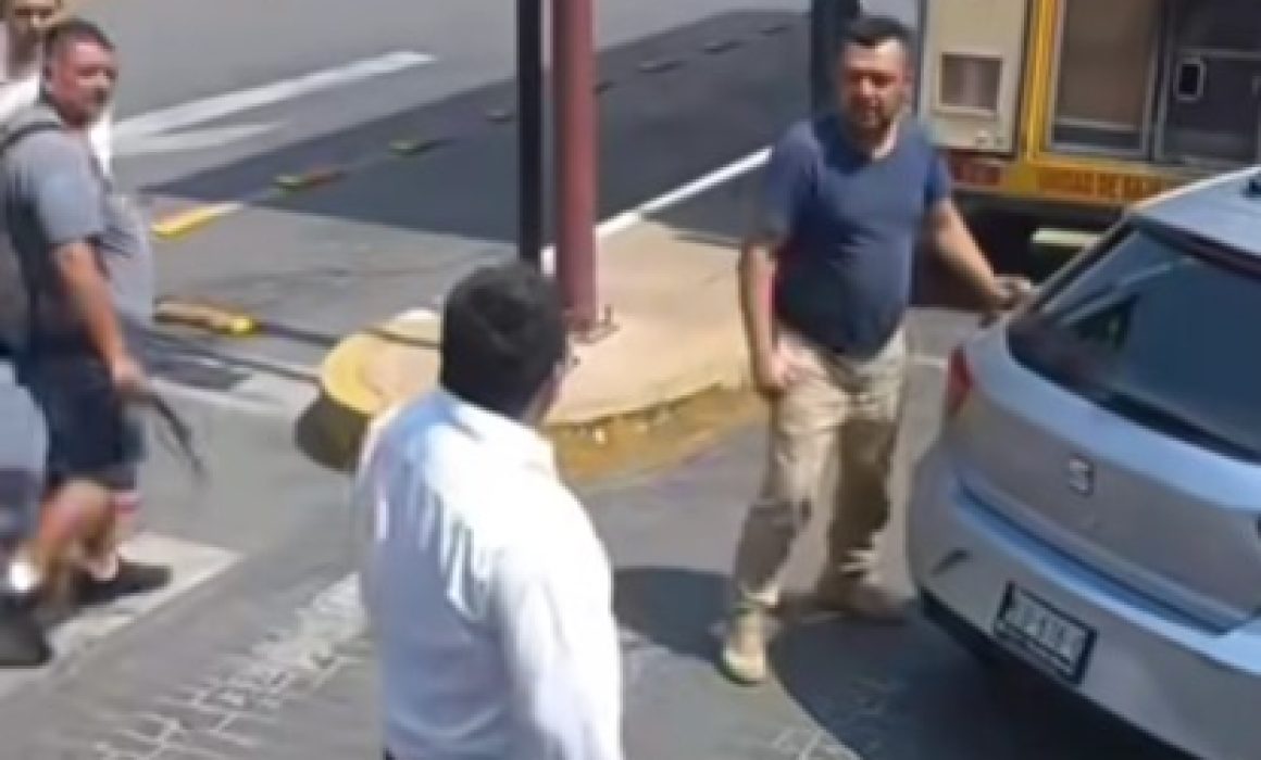 A golpes y tensión vial en Texcoco: conductores pelean tras discusión en plena calle