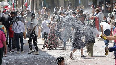 A pesar de la prohibición, las guerras de espuma y otros desórdenes marcaron el Día de la Independencia en Toluca