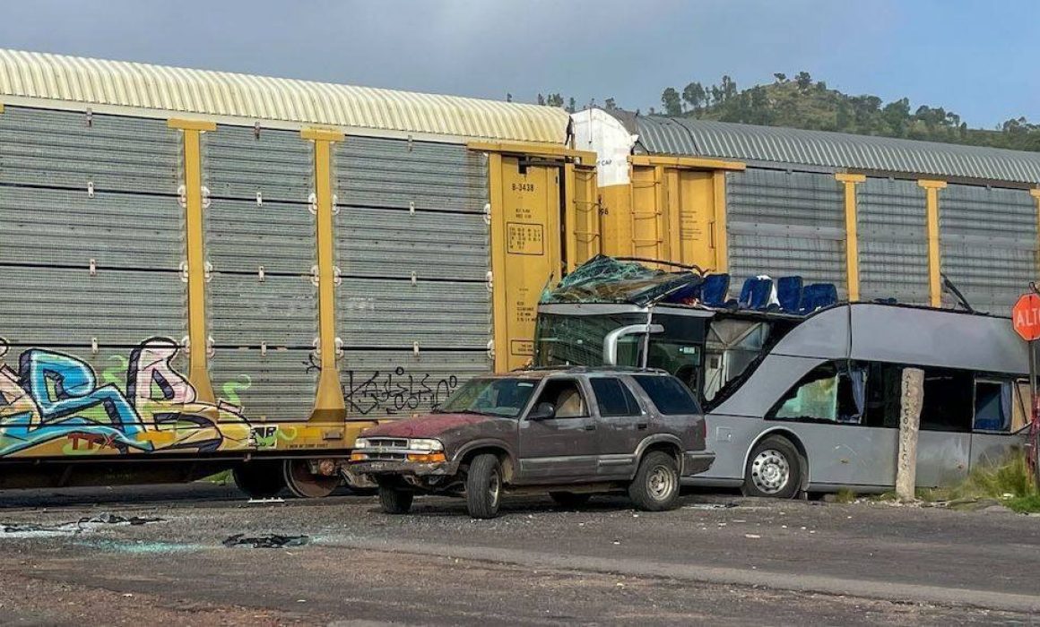A pesar de su rápida ayuda, hombre que auxilió en el choque de Atlacomulco enfrenta detención; fue liberado tras apoyo legal