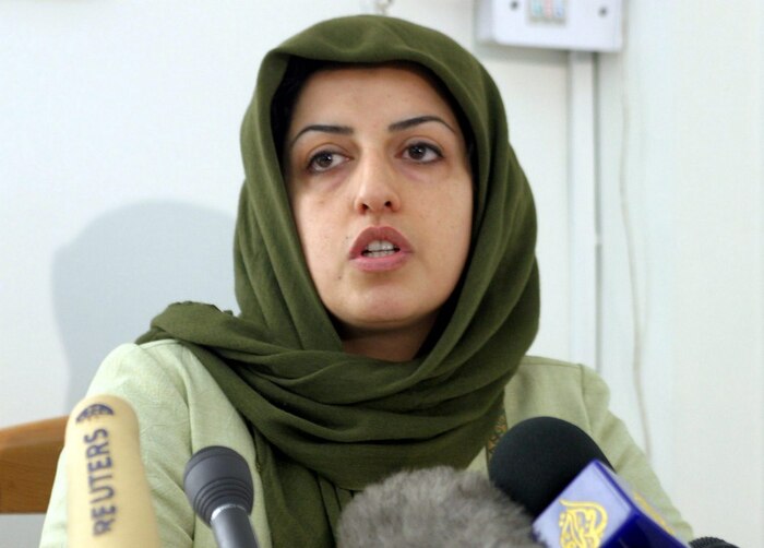 Abogado de Narges Mohammadi denuncia traslado forzoso y agresiones contra la activista en Irán