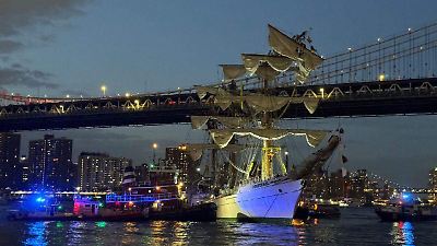 Abren investigación por accidente de buque mexicano contra puente de Brooklyn 