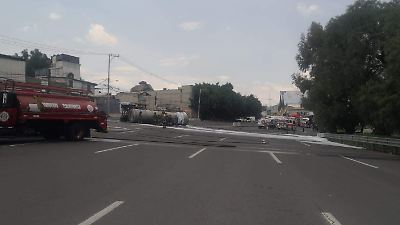 Accidente con pipa cargada de combustible provoca cierre total en autopista México-Pachuca