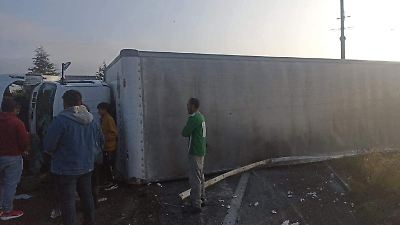 Accidente con tráiler causa caos vial en el Libramiento Ruta de la Independencia Bicentenario en Toluca