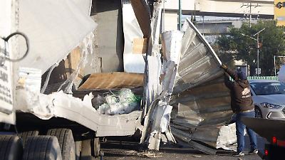 Accidente con tráiler en Alfredo del Mazo causa severo congestionamiento vial