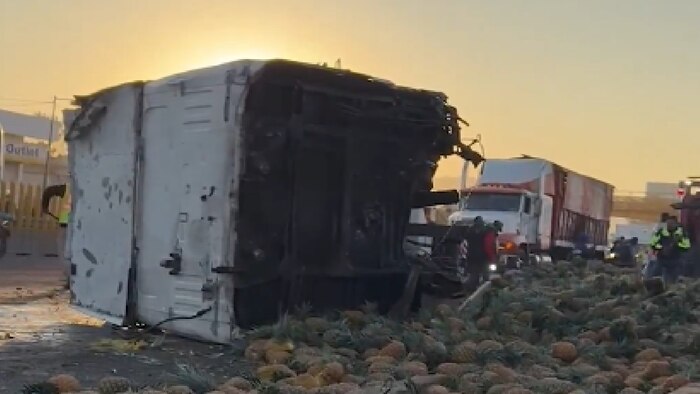 Accidente de tráiler con carga de piñas provoca caos vial en autopista México-Puebla