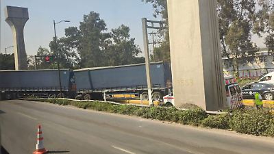 Accidente de tráiler con cerveza causa caos vial en Cuautitlán Izcalli