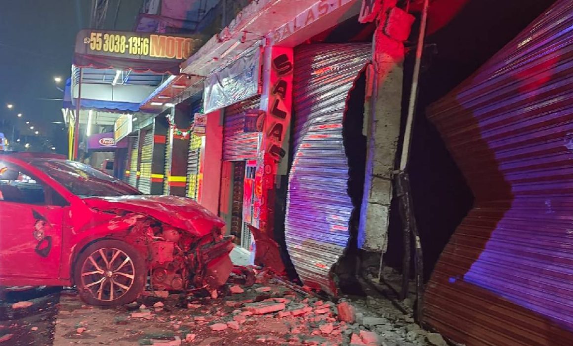 Accidente durante carreritas en Nezahualcóyotl deja dos jóvenes heridos y destroza un negocio