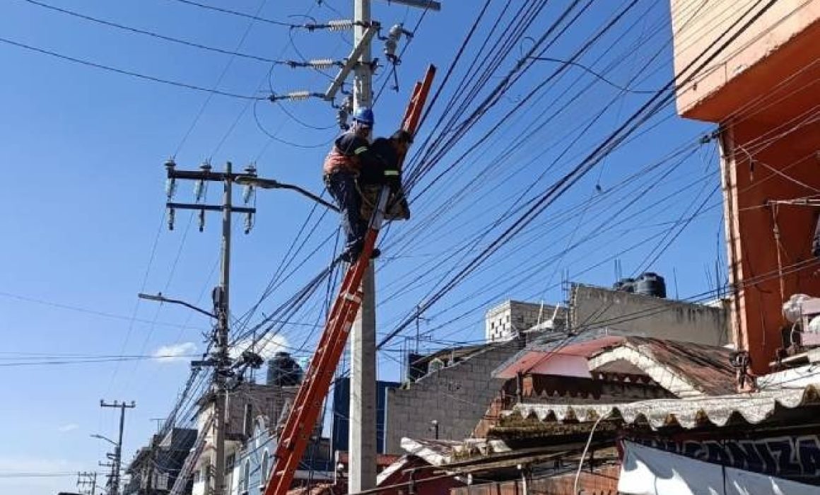 Accidente eléctrico en Ecatepec deja a trabajador de Telmex con quemaduras graves