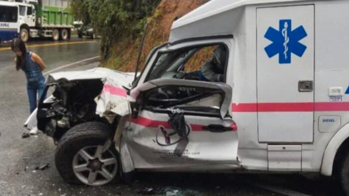 Accidente en Antioquia: ambulancia y tractomula colisionan dejando dos heridos y daños severos