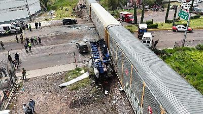 Accidente en Atlacomulco deja 10 muertos y 67 heridos; CPKC señala al autobús como responsable