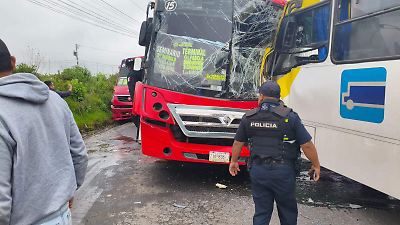 Accidente en Calixtlahuaca deja varias personas lesionadas en choque entre autobuses