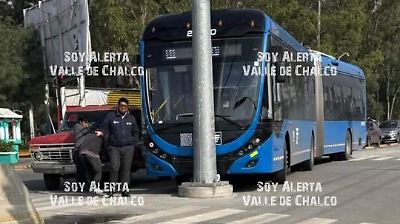 Accidente en Chalco: Trolebús choca contra poste y provoca interrupción en el servicio
