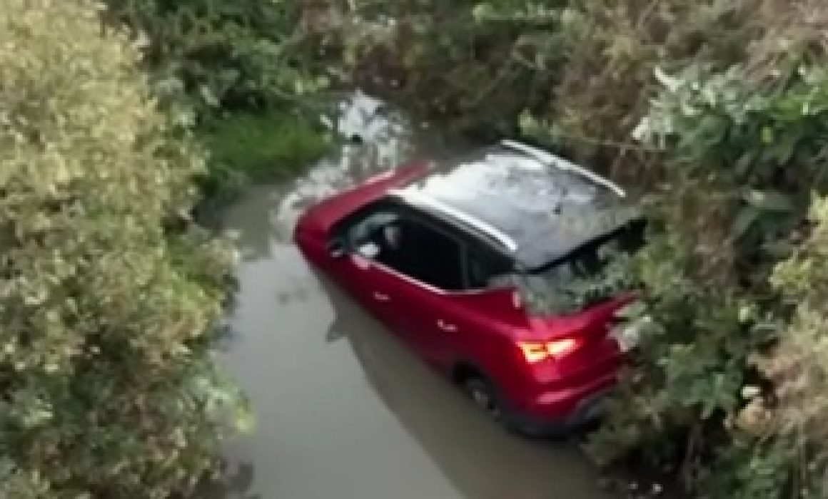 Accidente en Chicoloapan cierra avenida Río Manzano tras vuelco de vehículo en canal de desagüe