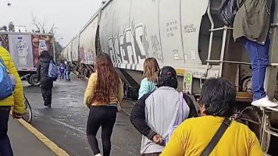 Accidente en Cuautitlán Izcalli provoca varamiento de tren y caos vial en la zona