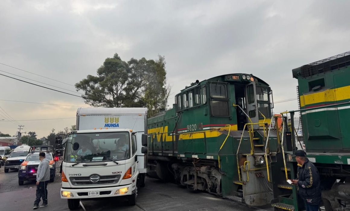 Accidente en Ecatepec: Camión intenta cruzar antes que el tren y provoca congestión vial