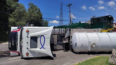 Accidente en Ecatepec: Pipa vuelca tras ser arrollada por tren en cruce de Vía Morelos
