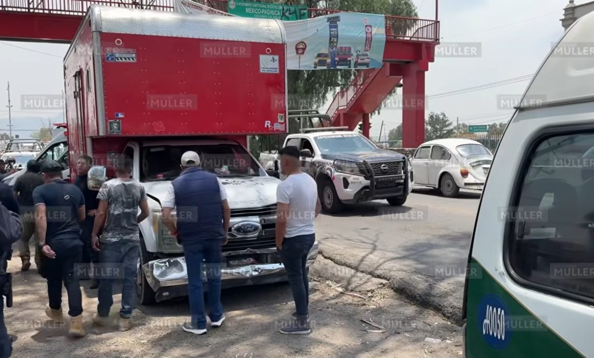 Accidente en Ecatepec: camioneta particular impacta a transporte público y deja cinco lesionados