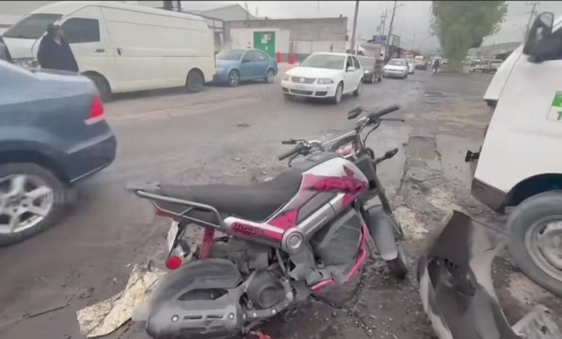 Accidente en Ecatepec: motociclista y combi se impactan dejando un herido y daños materiales