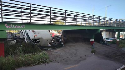 Accidente en Ecatepec: tráiler volcó y causó caos vial en avenida Central
