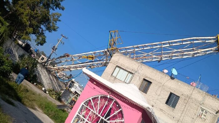 Accidente en Ecatepec: una grúa cae sobre una vivienda durante trabajos de perforación