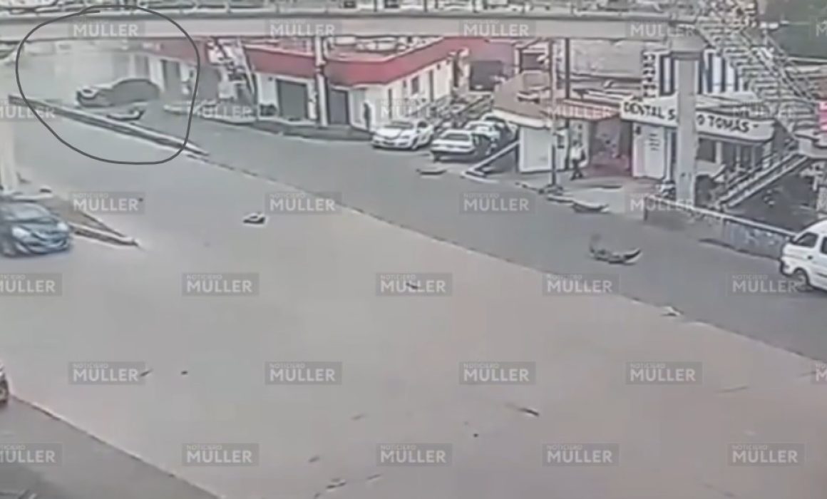 Accidente en Ecatepec: vehículo choca contra comercio y deja daños, conductor huye