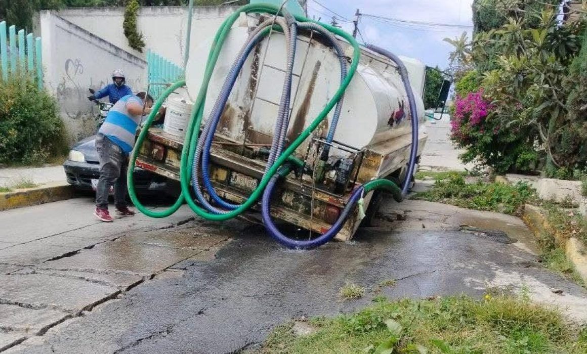Accidente en Ixtapaluca: Pipa de OPDAPAS se hunde en socavón y aviva crisis urbana en el oriente del Estado de México