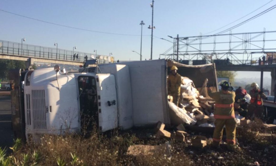 Accidente en Jilotepec, Edomex, provoca cierre de autopista y saqueo de mercancías