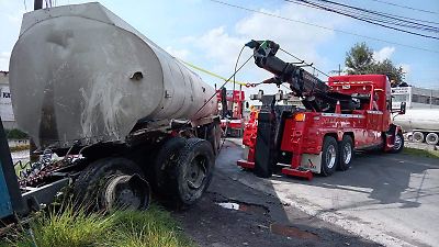 Accidente en Mexicaltzingo: Pipa se impacta contra vivienda y provoca cierre vial temporal