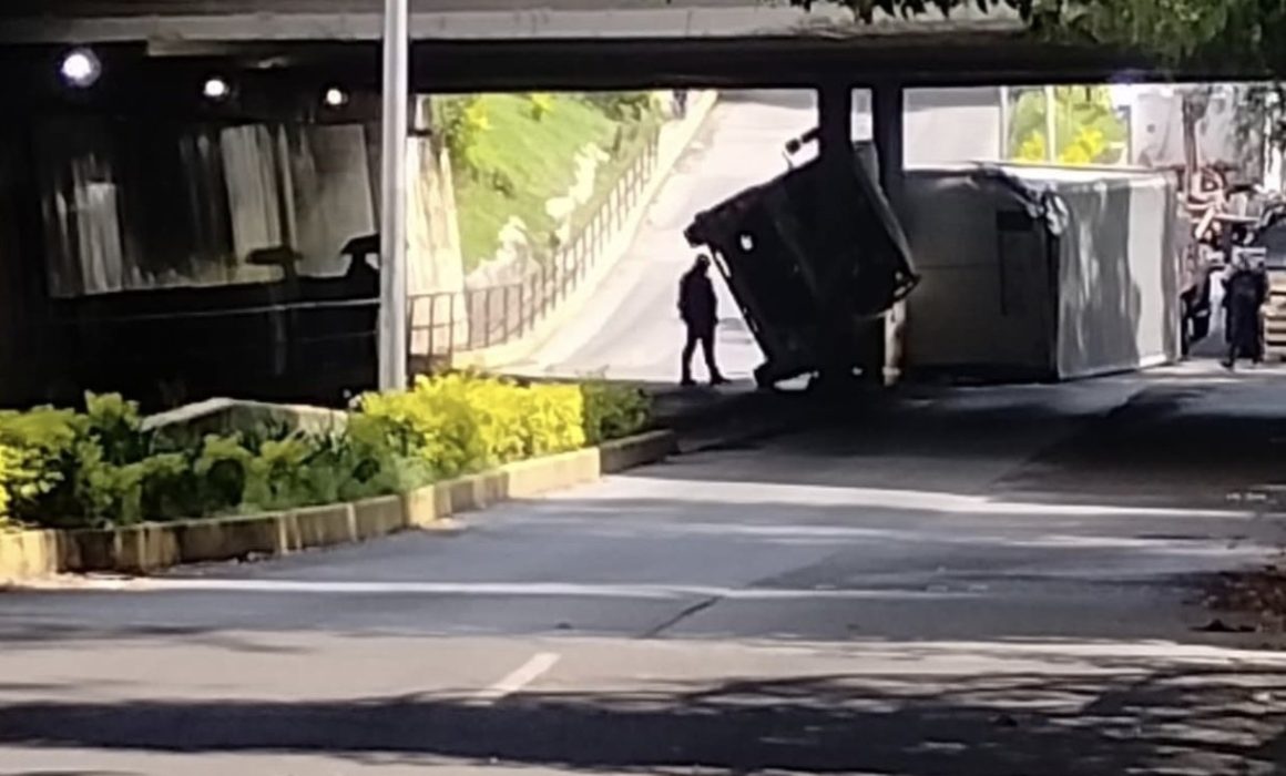 Accidente en Naucalpan: Camión se vuelca bajo el puente El Chaparro en Lomas Verdes