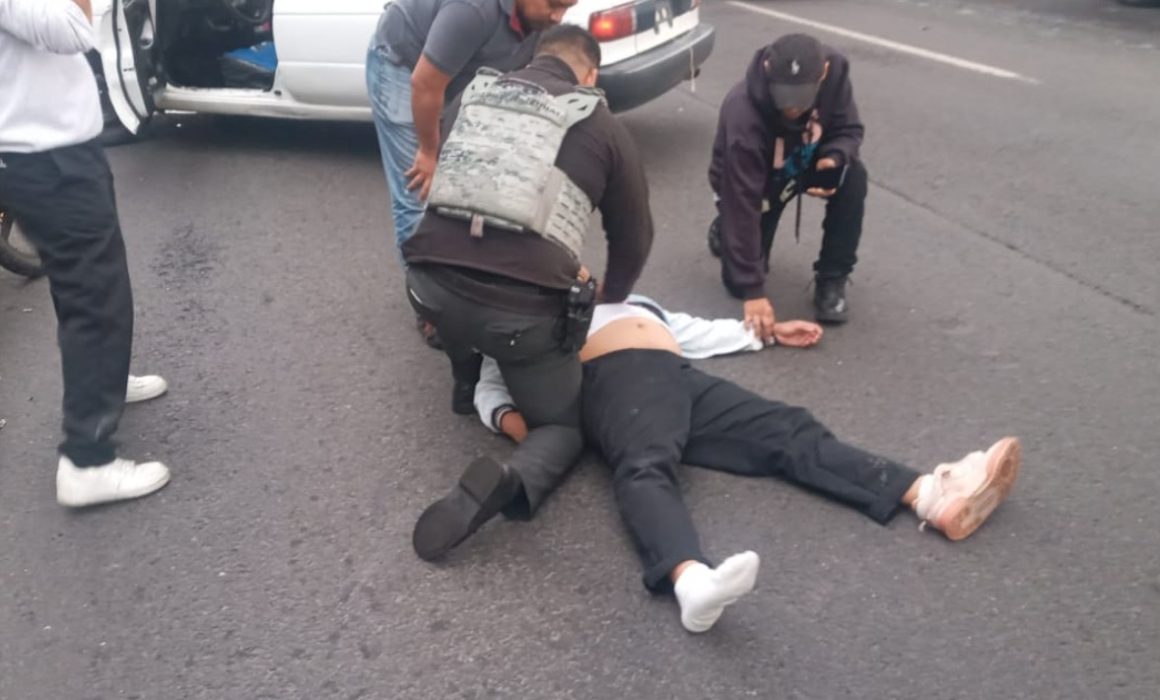 Accidente en Naucalpan deja impacto entre coche y motociclista, conductor en estado etílico