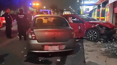 Accidente en Nezahualcóyotl por arrancones deja dos lesionados y daños a un negocio