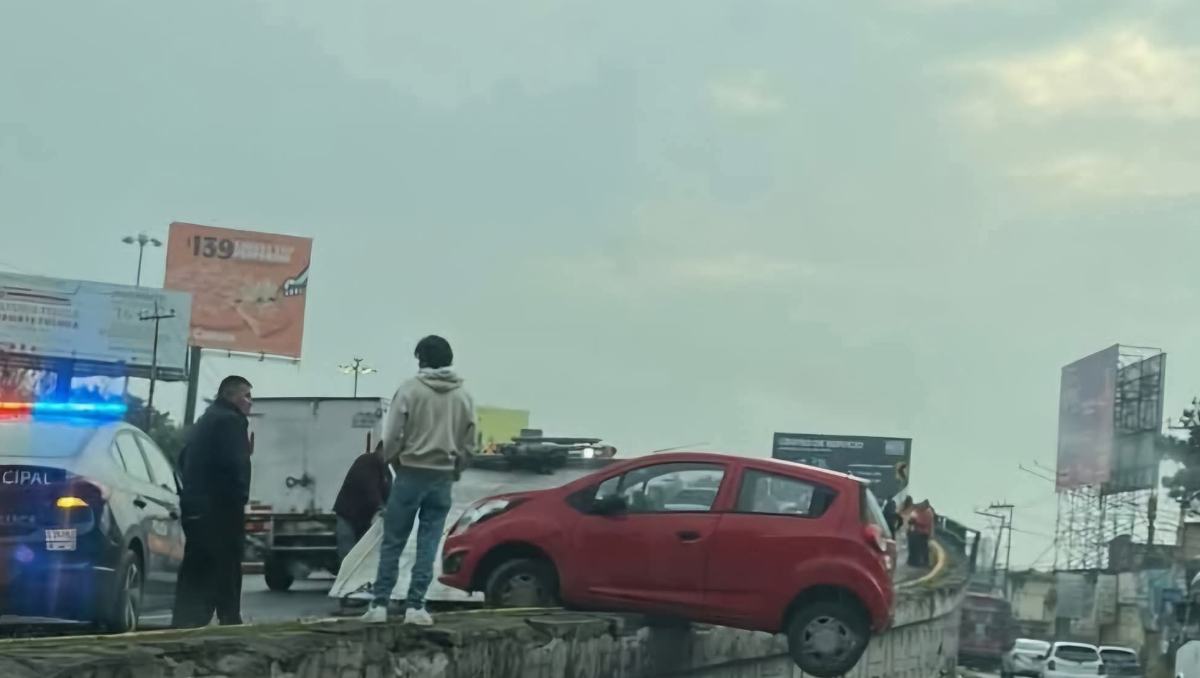 Accidente en Paseo Tollocan Toluca deja camioneta volcadura y auto al borde del colapso por falta de barras de contención