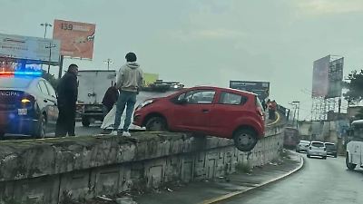 Accidente en Paseo Tollocan deja un auto colgado del puente y reaviva la demanda de medidas de seguridad