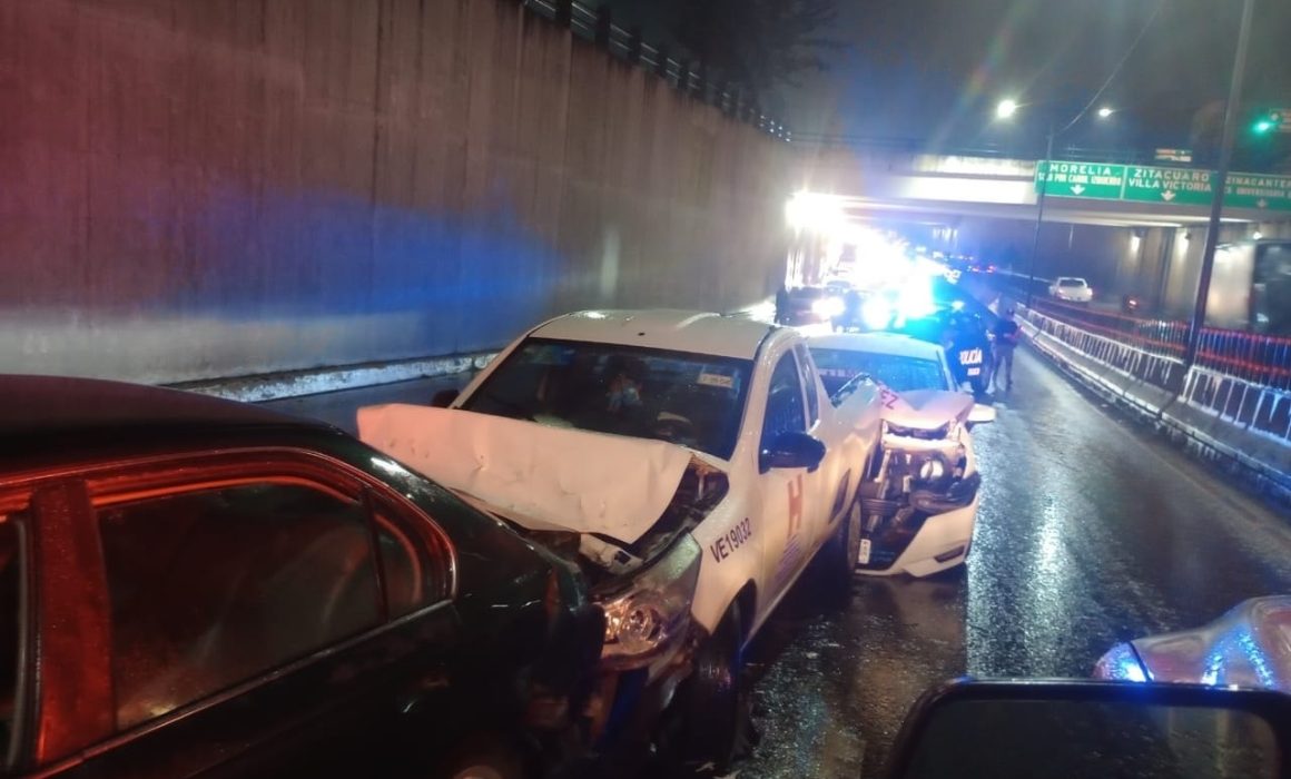 Accidente en Paseo Tollocan por lluvias causa tres autos dañados y caos vial