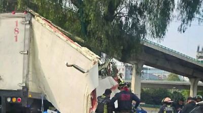 Accidente en Periférico Norte: Camión de carga choca contra árbol y causa caos vial