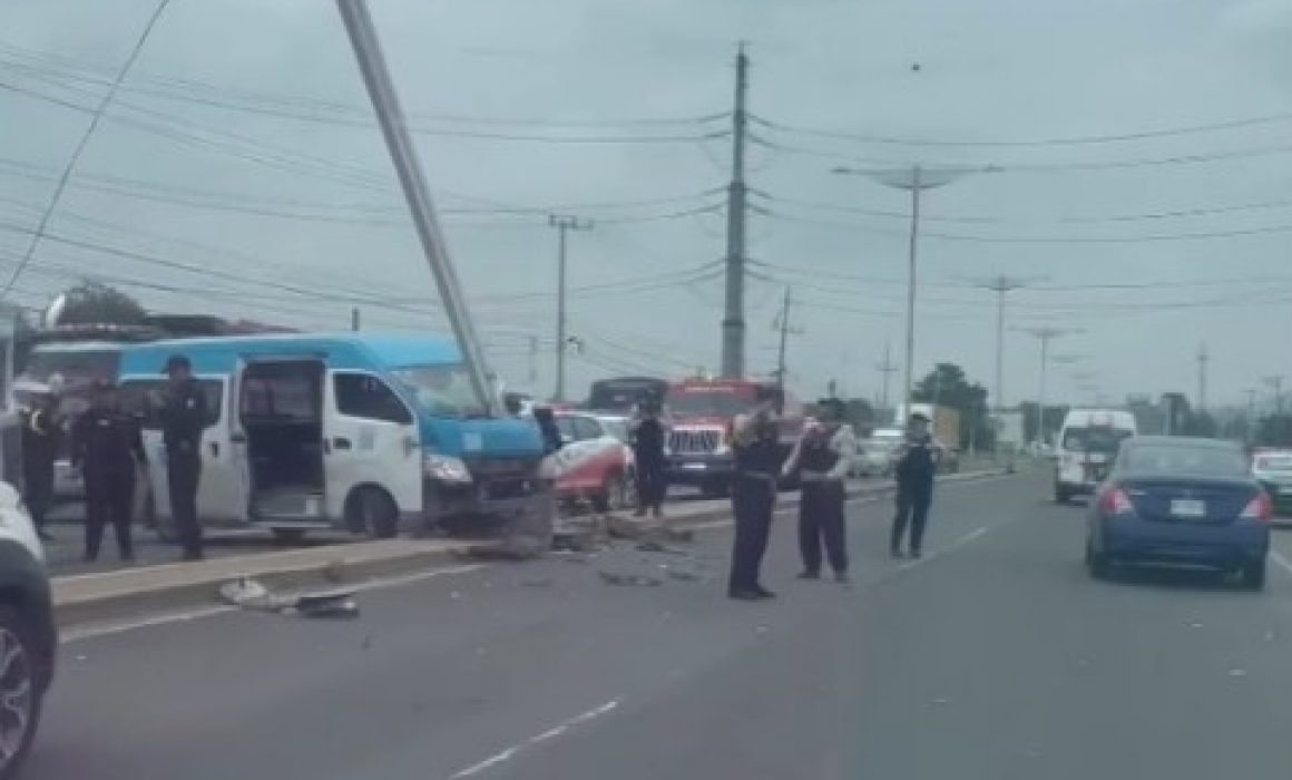 Accidente en Tecámac: camión del transporte público choca contra poste y deja 10 lesionados