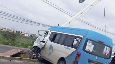Accidente en Tecámac deja 10 lesionados tras colisión de autobús contra poste de luz