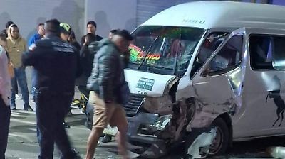 Accidente en Texcoco deja cinco lesionados y conductor prófugo tras impactar camioneta con transporte público