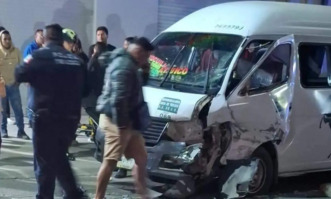 Accidente en Texcoco deja cinco personas lesionadas tras colisión entre camioneta y transporte público