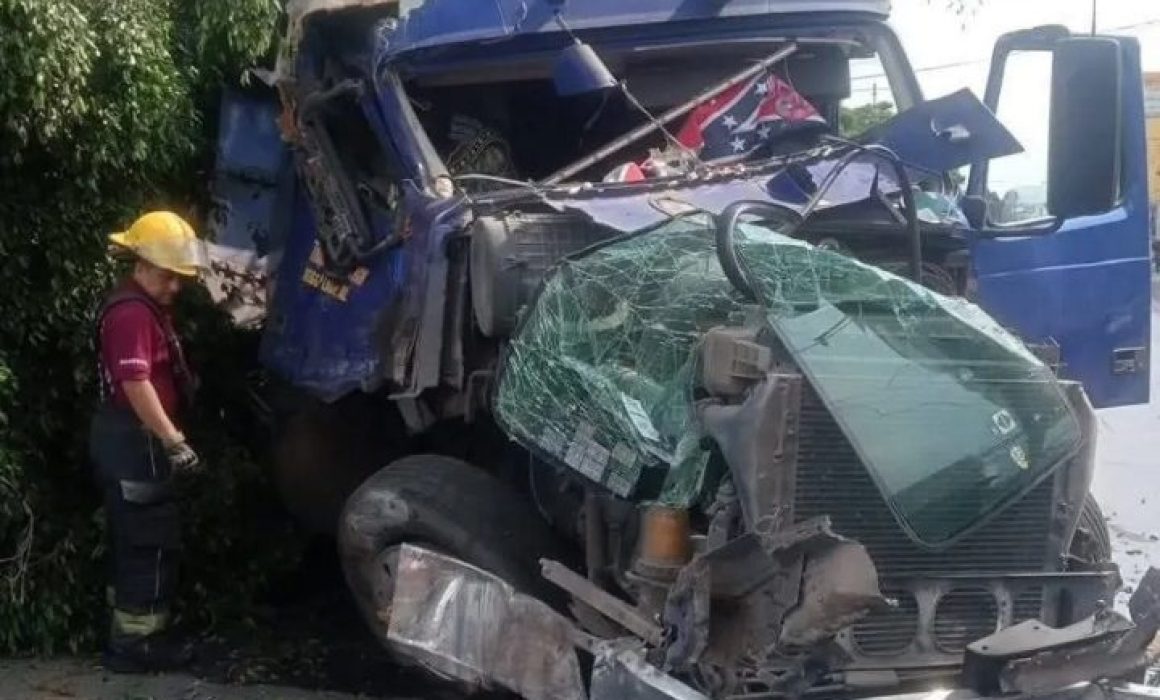 Accidente en Tlalnepantla deja derrame de diésel y daños severos en camión