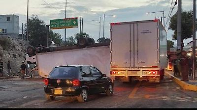 Accidente en Tlalnepantla: tráiler cargado con impresoras vuelca y causa severo impacto en la circulación