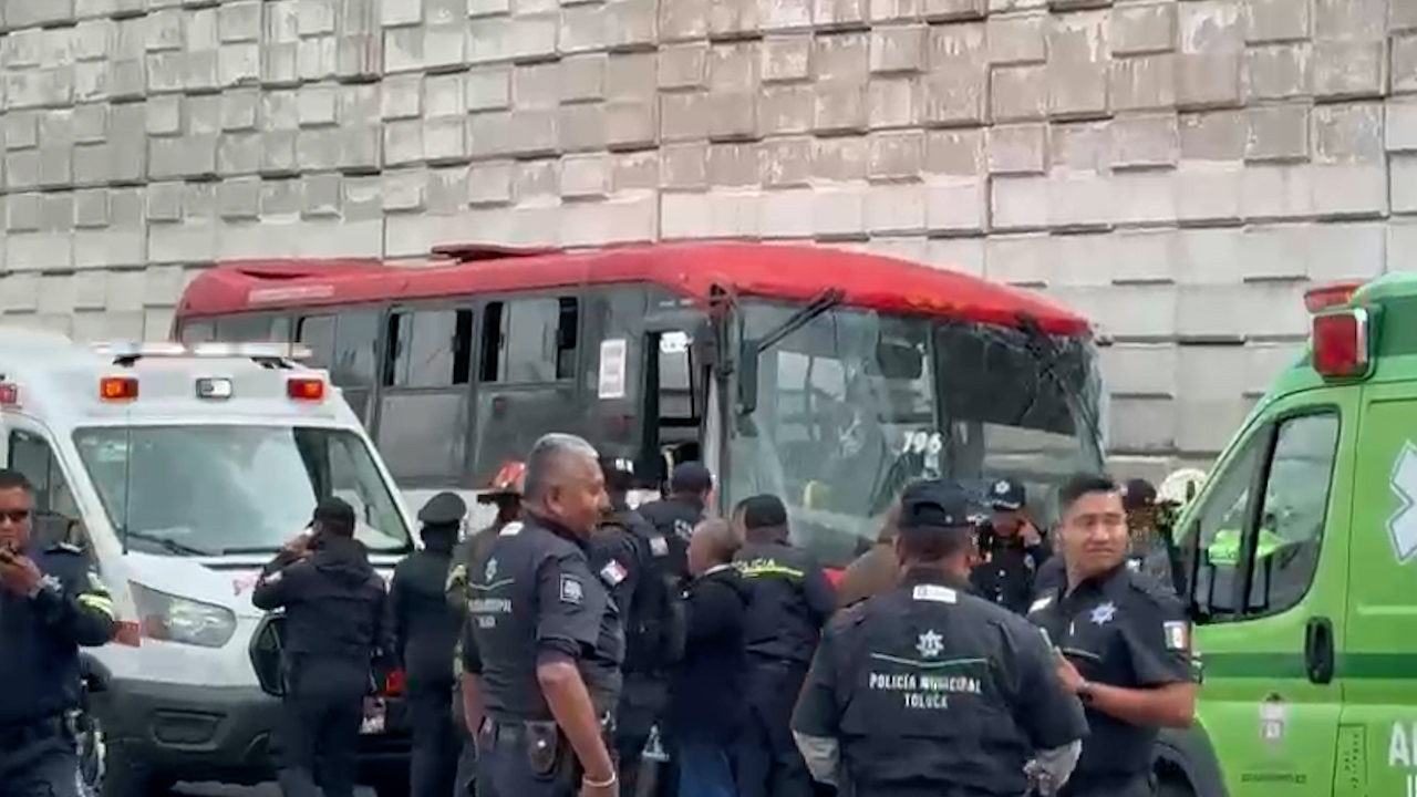 Accidente en Toluca: Camión de pasajeros choca contra muro y deja 30 lesionados