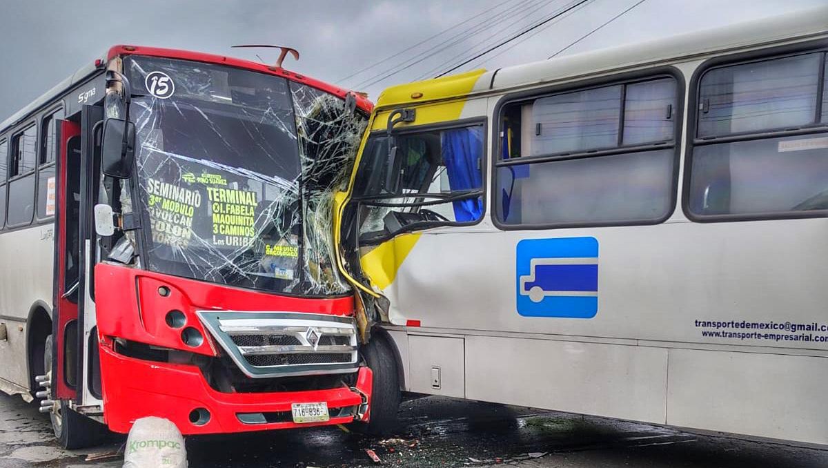 Accidente en Toluca: Choque entre autobús y transporte de personal deja 10 heridos