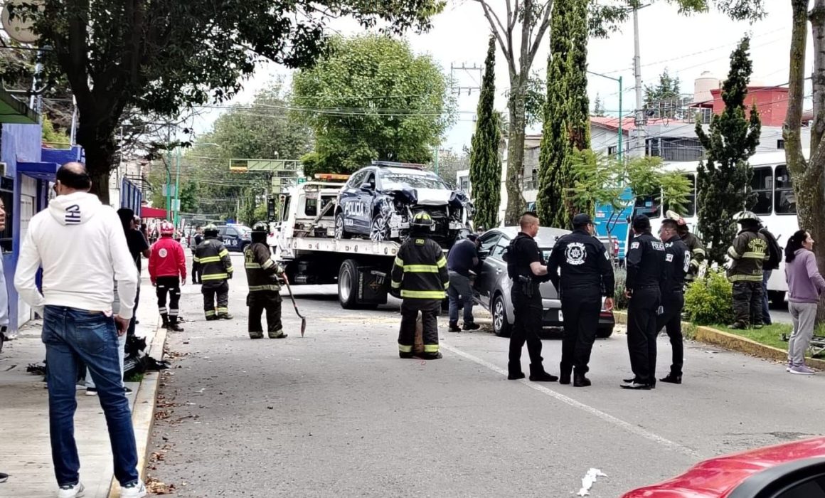 Accidente en Toluca: Patrulla de policía y vehículo particular collisionan dejando cuatro heridos