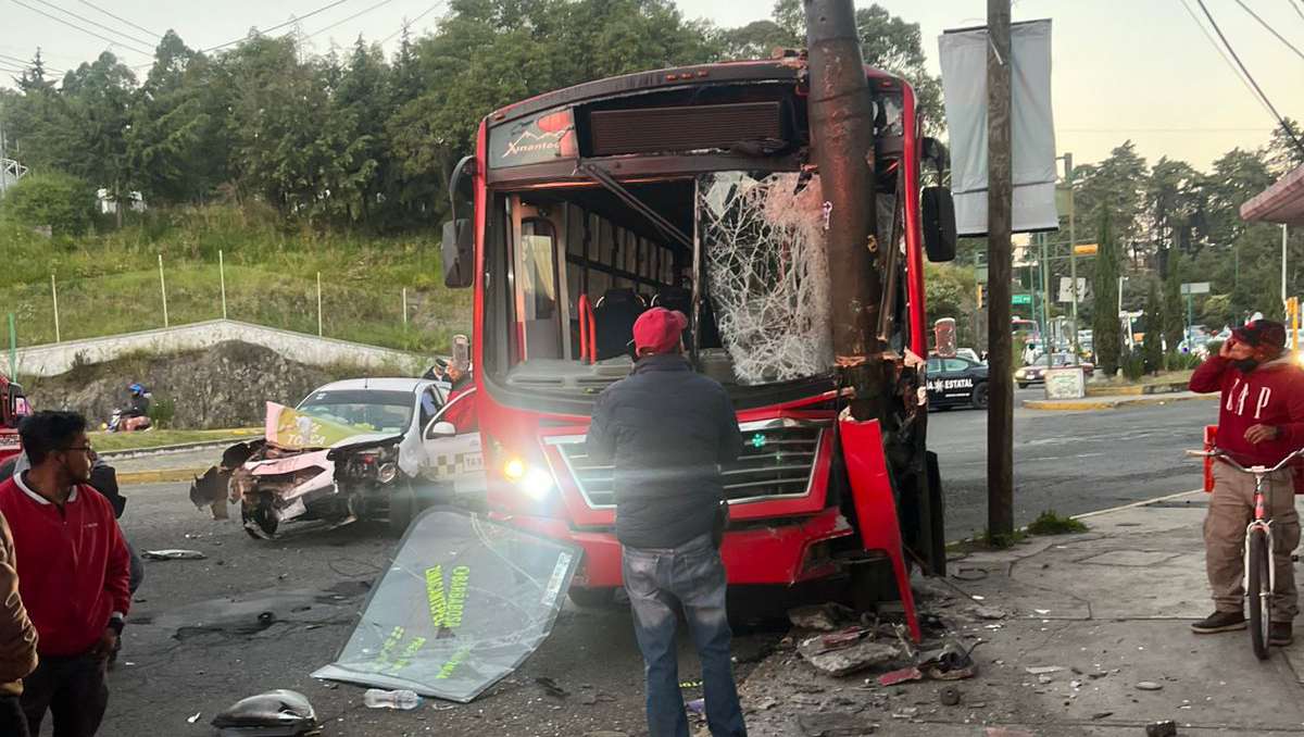 Accidente en Toluca deja 15 lesionados tras choque entre transporte público y vehículo particular