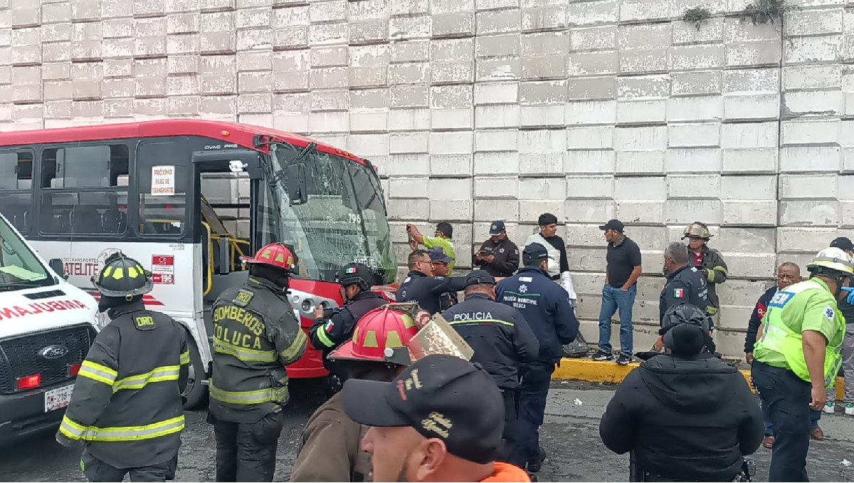 Accidente en Toluca deja más de 20 heridos y un camión se da a la fuga