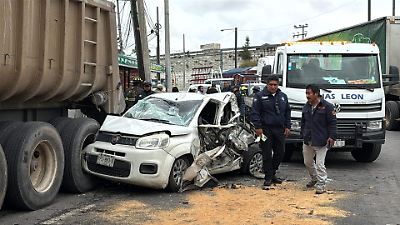 Accidente en Toluca deja una lesionada y causa derrame de combustible en Santa Cruz Azcapotzaltongo